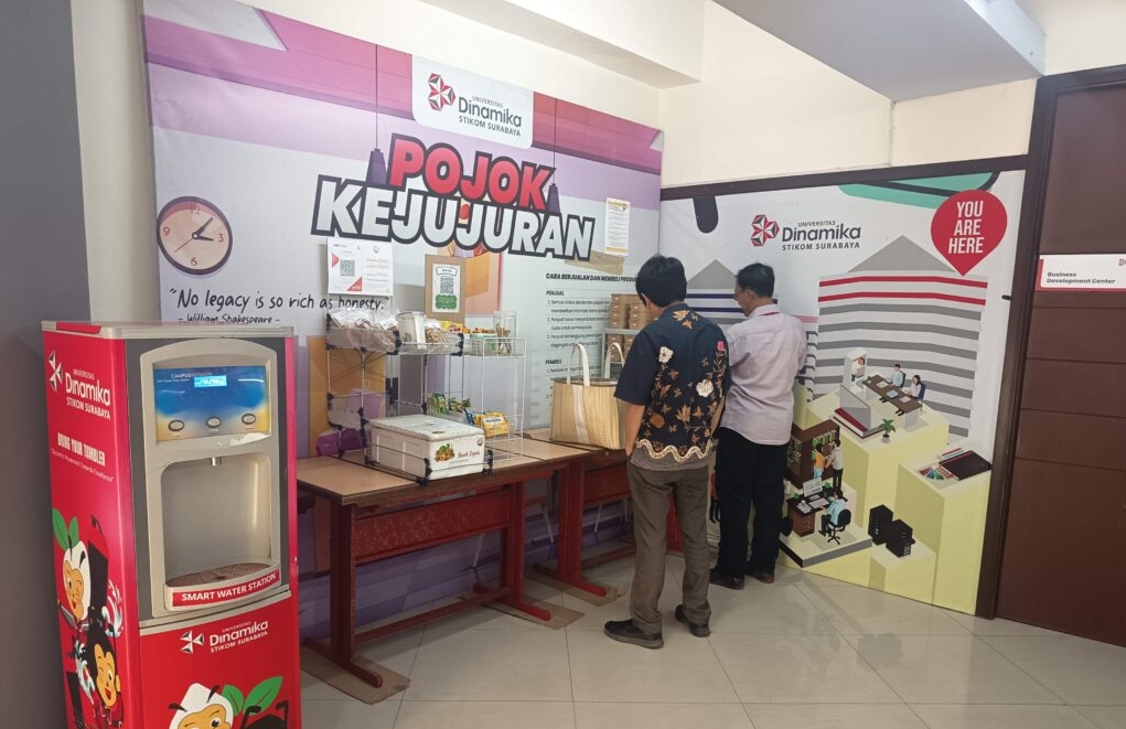 Pojok Kejujuran Universitas Dinamika Ajak Belanja Bertanggung Jawab